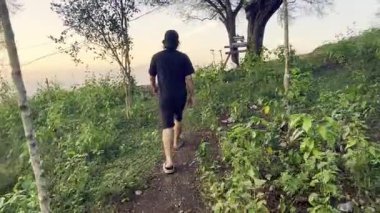 Karanlık Tepe 'den Şehre Bakan Adam