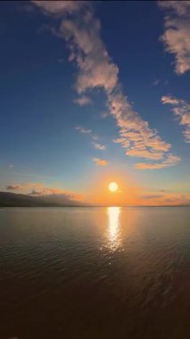 Sakin Okyanus Suyunun Üzerinde Günbatımının Zaman Hızı