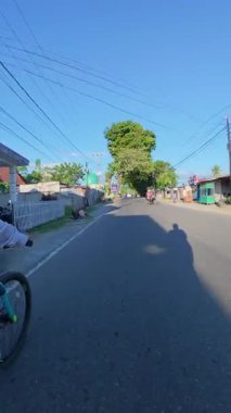 Güneşli bir yolda Bisikletçinin Silueti