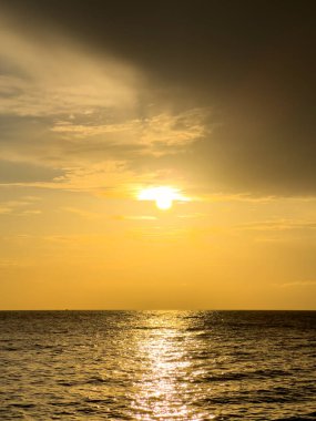 Okyanus ufkunun üzerinde altın gün batımı