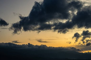 Gün batımında Dağın Üzerinde Dramatik Bulutlar