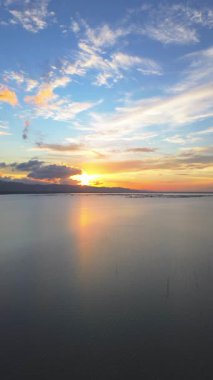 Sunset ve Bulutlu Gökyüzü ile Güzel Göl Manzarası