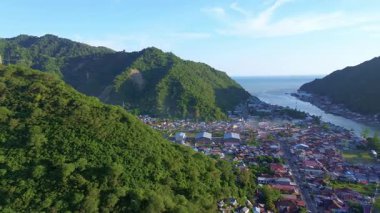 Dağlarla çevrili sahil şehrinin havadan görünüşü