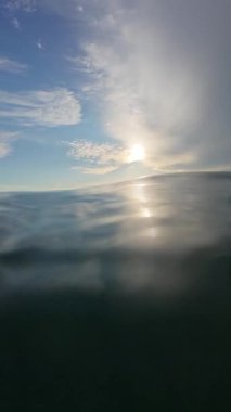 Bulutlu Gökyüzü ile Okyanus Suyunun Yavaş Hareketi