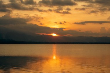 Gölün Üzerinde Gün Doğumu Manzarası