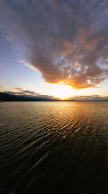 Sakin Suyun Üzerinde Canlı Gün Batımı