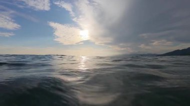 Gün batımında Sakin Okyanus Suyu Yavaş Hareketi