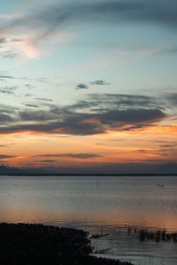 Gün batımında göl manzarası