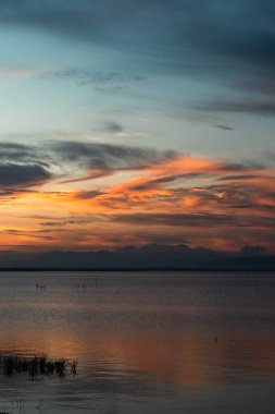 Manzaralı Günbatımı Gökyüzü Suya Yansıyor
