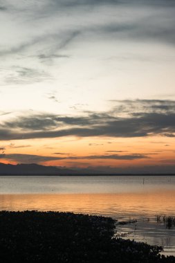 Sakin Suyun Üzerinde Gün Batımı