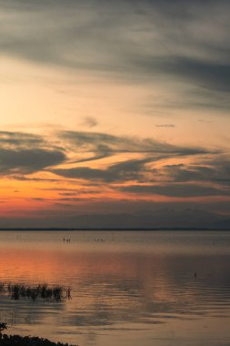 Sakin Göl Suyunun Üzerinde Gün Batımı