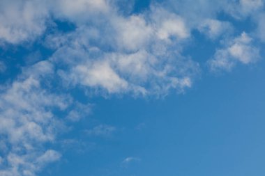 Beyaz bulutlu mavi gökyüzü