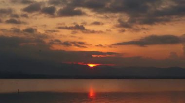 Sakin Su Üzerine Dramatik Kırmızı Gün Batımının Hızı