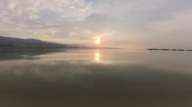 Gün batımında göl manzarası