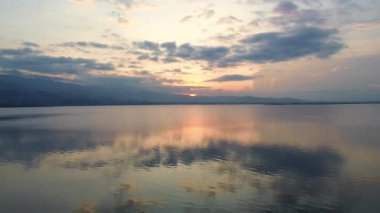 Gorontalo, Endonezya 'daki Limboto Gölü üzerinde Günbatımı Yansıması