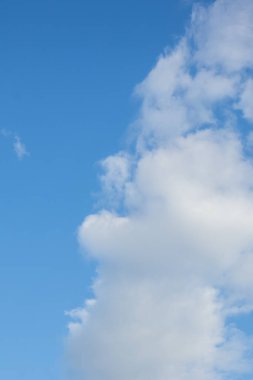 Parlak mavi gökyüzünde beyaz bulutlar