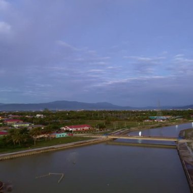 Uzak Dağlarla Nehir Manzarası