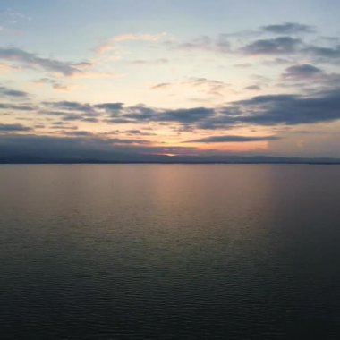 Sakin Göl Üzerinde Gün Batımı