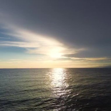 Gün batımında Güneş Işığıyla Manzaralı Okyanus Görünümü