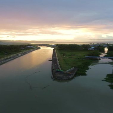Gün batımında Nehrin Hava Görüntüsü