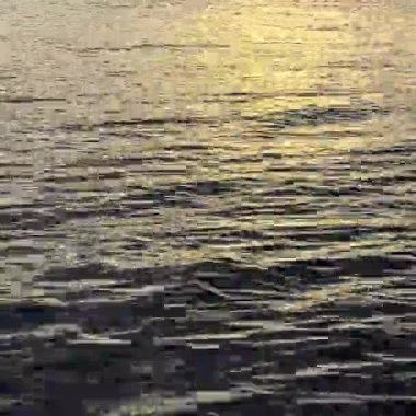 Okyanus yüzeyine yansıyan Altın Güneş Işığı