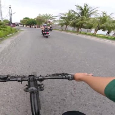 View Shot of Biking On Road. Öğleden sonra Gorontalo şehrinin sokaklarında bir bisikletçinin POV 'u