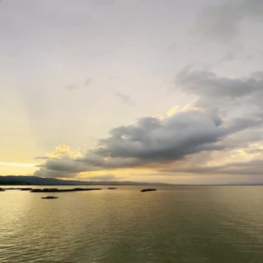 Limboto Gölü 'nün manzarası, Sunset' te Gorontalo. Limboto Gölü 'nde gün batımı manzarası, Gorontalo, Endonezya