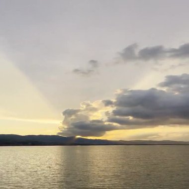 Suyun Üzerinde Altın Gün Batımı. Limboto Gölü 'nde gün batımı manzarası, Gorontalo, Endonezya