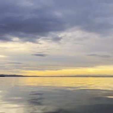 Hala Sular Bulutlu Gün batımını yansıtıyor. Limboto Gölü 'nde gün batımı manzarası, Gorontalo, Endonezya
