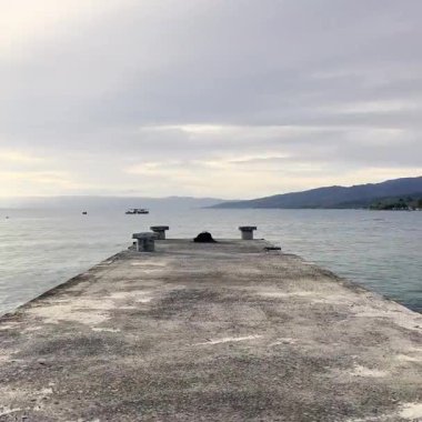 Sahildeki Beton İskele. Güneşli havada Gorontalo Sahili 'nde Beton İskele