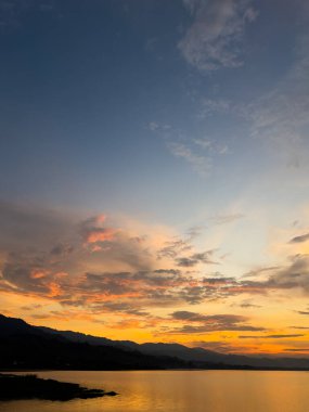 Dramatik Gökyüzüne Karşı Göl 'ün Manzarası