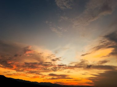 Dağ manzarasında güzel bir gün batımı