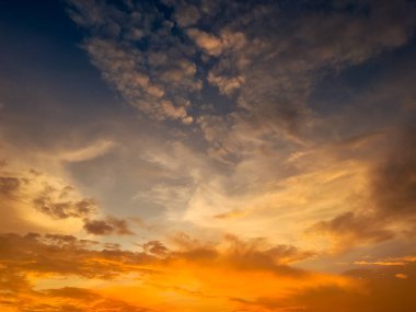 dramatik gökyüzü bulutlu gün batımında