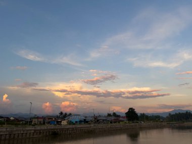 Kırsal bölgedeki Nehrin Üzerinde Huzurlu Gün Batımı