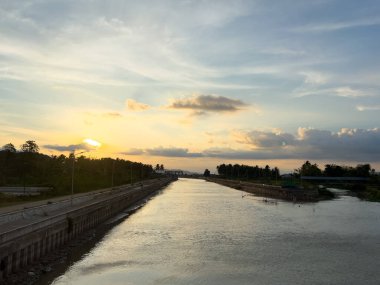 Kırsalda Sakin Nehir Üzerinde Gün Batımı