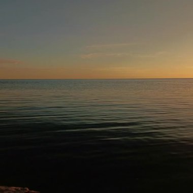 Dikey Yönlendirmede Gün Batımında Sakin Okyanus