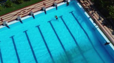 Açık Havuzda Yüzen İnsanların Hava Görüntüsü