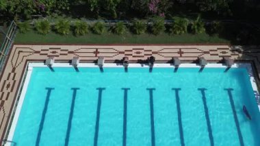 Havuza dalan Yüzücülerin Hava Görünümü