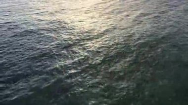 Gün batımında Dalgalanan Su Yüzeyi