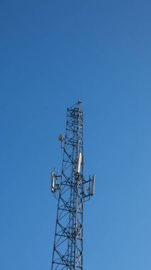 Mavi gökyüzü arkaplanındaki haberleşme kulesi