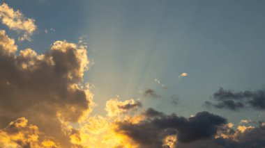 Gün batımında Güneş Işıkları Bulutların Arasında Parlıyor