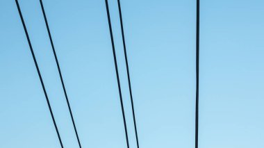 Güç hatları açık mavi gökyüzüne karşı