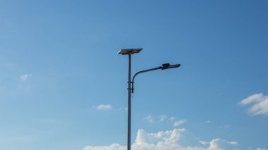 Mavi Gökyüzüne karşı Güneş enerjili Sokak Işığı