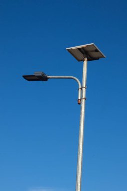 Gökyüzüne karşı güneş enerjili sokak ışığı