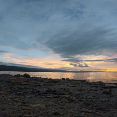 Gün batımının Dağ Sırasıyla Suyun Üzerindeki Zaman aşımı