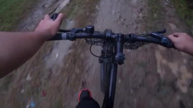 Çamurlu yolda bisiklet sürmek