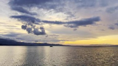 Sunset 'teki Serene Gölü Dramatik Bulutlarla