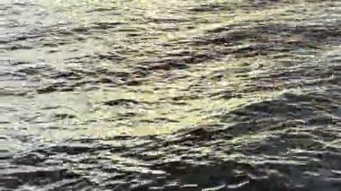 Gün batımında Dalgalanan Okyanus Yüzeyi