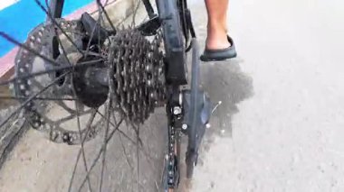 Bisiklet Zinciri Arka Raydan Geçerek Yakından Geçiyor