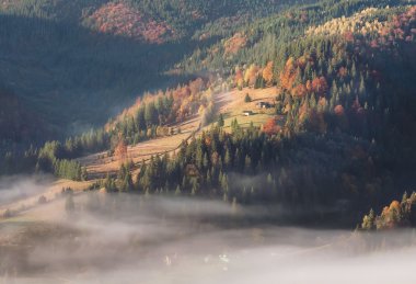 Bir dağ tepe üzerinde küçük bir köy